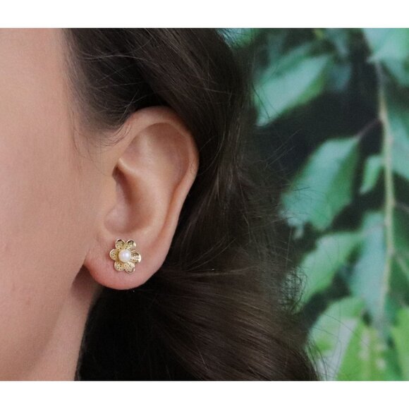 14k Yellow Gold Freshwater Seed Pearl Flower Earrings Stud Post 3/8" - Picture 4 of 7